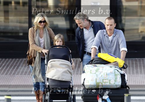 Ibiza 2 mei 2010
Wendy v Dijk Lizzy en Erland Galjaard worden op het vliegveld opgehaald door broer Mike en haar zoon Sem die al een paar dagen op ibiza waren.
Peter Smulders bv