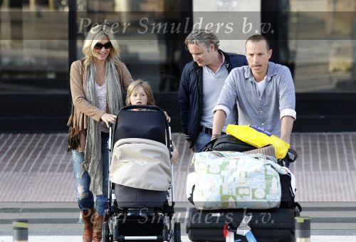 Ibiza 2 mei 2010
Wendy v Dijk Lizzy en Erland Galjaard worden op het vliegveld opgehaald door broer Mike en haar zoon Sem die al een paar dagen op ibiza waren.
Peter Smulders bv
