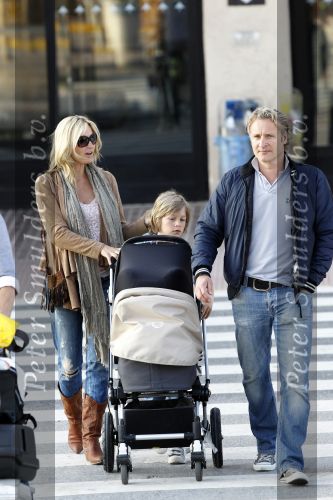 Ibiza 2 mei 2010
Wendy v Dijk Lizzy en Erland Galjaard worden op het vliegveld opgehaald door broer Mike en haar zoon Sem die al een paar dagen op ibiza waren.
Peter Smulders bv
