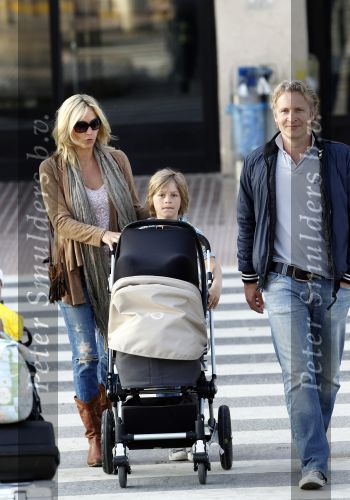 Ibiza 2 mei 2010
Wendy v Dijk Lizzy en Erland Galjaard worden op het vliegveld opgehaald door broer Mike en haar zoon Sem die al een paar dagen op ibiza waren.
Peter Smulders bv