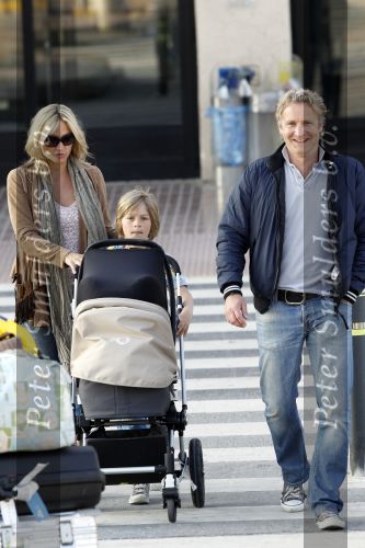 Ibiza 2 mei 2010
Wendy v Dijk Lizzy en Erland Galjaard worden op het vliegveld opgehaald door broer Mike en haar zoon Sem die al een paar dagen op ibiza waren.
Peter Smulders bv
