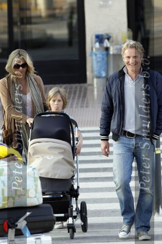 Ibiza 2 mei 2010
Wendy v Dijk Lizzy en Erland Galjaard worden op het vliegveld opgehaald door broer Mike en haar zoon Sem die al een paar dagen op ibiza waren.
Peter Smulders bv