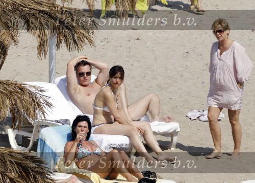 Ibiza 2 mei 2010
Wessel v Diepen en Daphne Bunskoek op vakantie op ibiza samen met India en Erik de zwart en zijn gezin.
Peter Smulders bv
