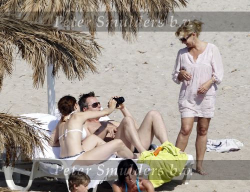Ibiza 2 mei 2010
Wessel v Diepen en Daphne Bunskoek op vakantie op ibiza samen met India en Erik de zwart en zijn gezin.
Peter Smulders bv