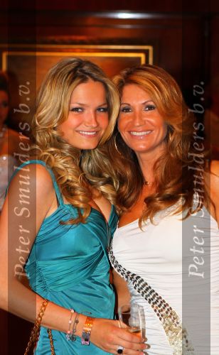 Noordwijk, 2 Mei 2010 Hotel van Oranje, Feest Gerard Joling t.g.v.
het 25 jaar artiesten jubileum
Yvonne Dubbelboer met haar oudste dochter
Foto Peter Smulders BV