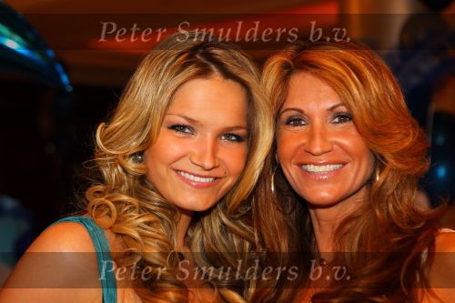 Noordwijk, 2 Mei 2010 Hotel van Oranje, Feest Gerard Joling t.g.v.
het 25 jaar artiesten jubileum
Yvonne Dubbelboer met haar oudste dochter
Foto Peter Smulders BV