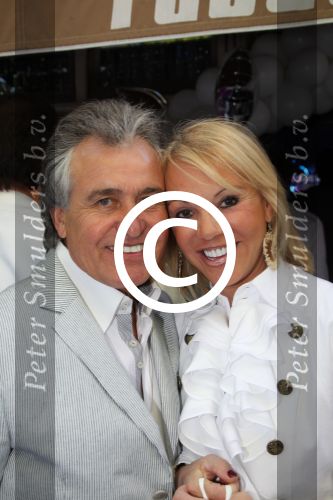 Bergen (NH), 2 Mei 2011
Uitreiking 24e CD van Gerard Joling
Adri-Jan Hoes met partner
Foto Peter Smulders BV