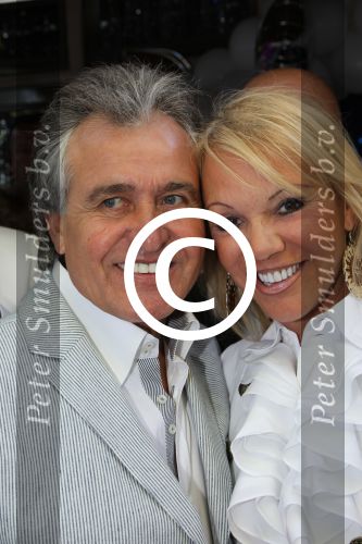 Bergen (NH), 2 Mei 2011
Uitreiking 24e CD van Gerard Joling
Adri-Jan Hoes met partner
Foto Peter Smulders BV