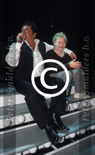 Andre Hazes
27 Oktober 1997 eerste optreden na ziekte in AHOY met zijn trouwste fan.
Foto Peter Smulders BV