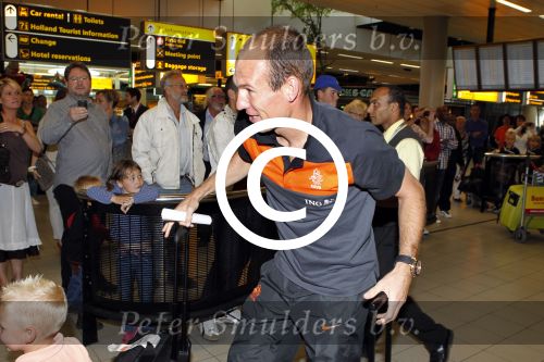 Schiphol 10 juni 2011
Nederlands elftal arriveert op schiphol. Arjen Robben met vrouw en kinderen
Peter Smulders bv