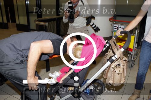 Schiphol 10 juni 2011
Nederlands elftal arriveert op schiphol. Arjen Robben met vrouw en kinderen
Peter Smulders bv