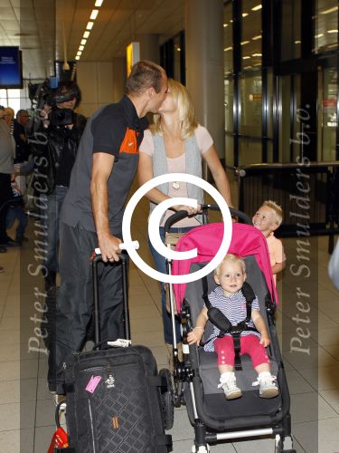 Schiphol 10 juni 2011
Nederlands elftal arriveert op schiphol. Arjen Robben met vrouw en kinderen
Peter Smulders bv