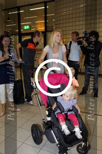 Schiphol 10 juni 2011
Nederlands elftal arriveert op schiphol. Arjen Robben met vrouw en kinderen
Peter Smulders bv