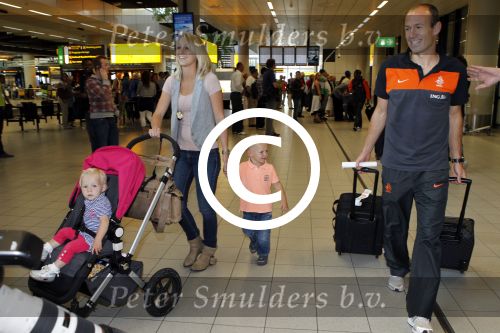 Schiphol 10 juni 2011
Nederlands elftal arriveert op schiphol. Arjen Robben met vrouw en kinderen
Peter Smulders bv