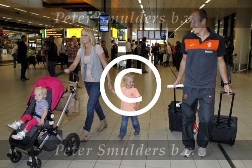 Schiphol 10 juni 2011
Nederlands elftal arriveert op schiphol. Arjen Robben met vrouw en kinderen
Peter Smulders bv