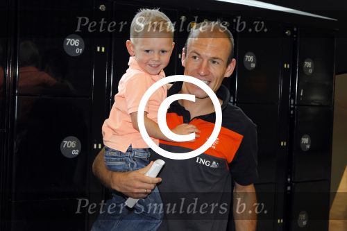 Schiphol 10 juni 2011
Nederlands elftal arriveert op schiphol. Arjen Robben met vrouw en kinderen
Peter Smulders bv
