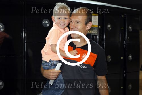Schiphol 10 juni 2011
Nederlands elftal arriveert op schiphol. Arjen Robben met vrouw en kinderen
Peter Smulders bv