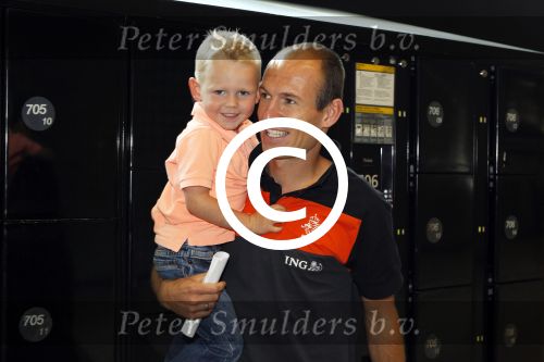 Schiphol 10 juni 2011
Nederlands elftal arriveert op schiphol. Arjen Robben met vrouw en kinderen
Peter Smulders bv