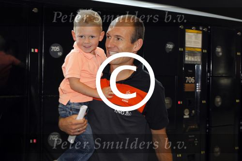 Schiphol 10 juni 2011
Nederlands elftal arriveert op schiphol. Arjen Robben met vrouw en kinderen
Peter Smulders bv