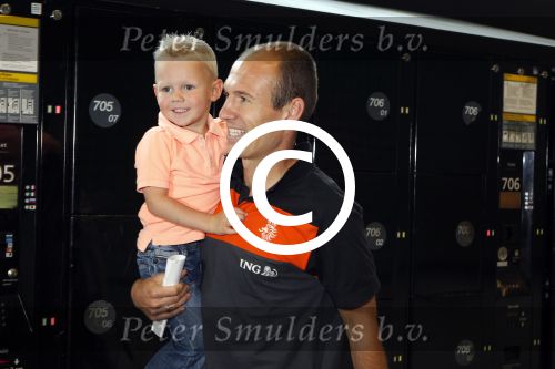 Schiphol 10 juni 2011
Nederlands elftal arriveert op schiphol. Arjen Robben met vrouw en kinderen
Peter Smulders bv