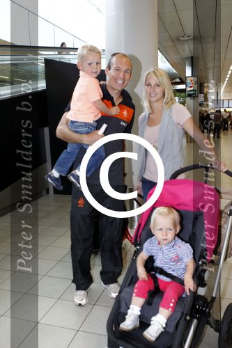 Schiphol 10 juni 2011
Nederlands elftal arriveert op schiphol. Arjen Robben met vrouw en kinderen
Peter Smulders bv