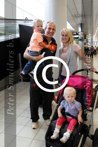 Schiphol 10 juni 2011
Nederlands elftal arriveert op schiphol. Arjen Robben met vrouw en kinderen
Peter Smulders bv