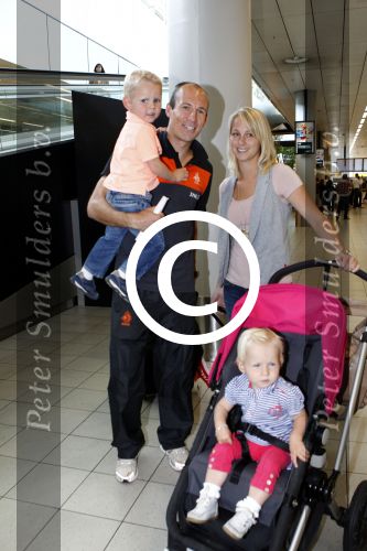 Schiphol 10 juni 2011
Nederlands elftal arriveert op schiphol. Arjen Robben met vrouw en kinderen
Peter Smulders bv