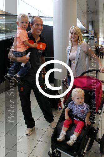 Schiphol 10 juni 2011
Nederlands elftal arriveert op schiphol. Arjen Robben met vrouw en kinderen
Peter Smulders bv