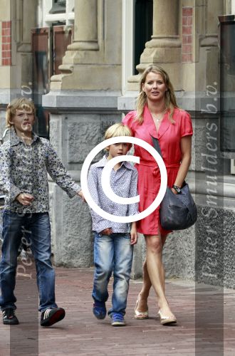 Amsterdam 15 juni 2011
Babette v Veen met haar kinderen op straat in Amsterdam.
Peter Smulders bv