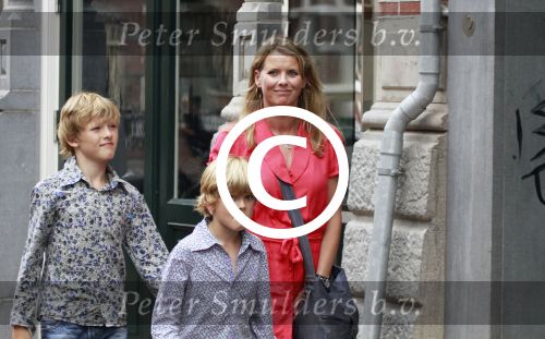 Amsterdam 15 juni 2011
Babette v Veen met haar kinderen op straat in Amsterdam.
Peter Smulders bv