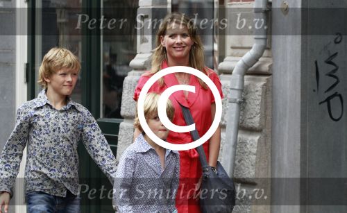Amsterdam 15 juni 2011
Babette v Veen met haar kinderen op straat in Amsterdam.
Peter Smulders bv