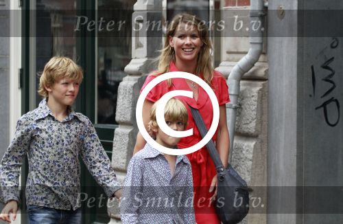 Amsterdam 15 juni 2011
Babette v Veen met haar kinderen op straat in Amsterdam.
Peter Smulders bv