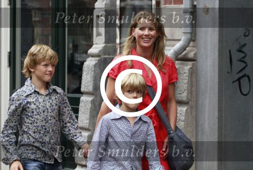 Amsterdam 15 juni 2011
Babette v Veen met haar kinderen op straat in Amsterdam.
Peter Smulders bv