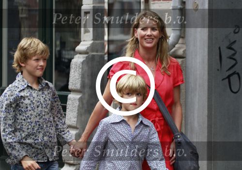 Amsterdam 15 juni 2011
Babette v Veen met haar kinderen op straat in Amsterdam.
Peter Smulders bv