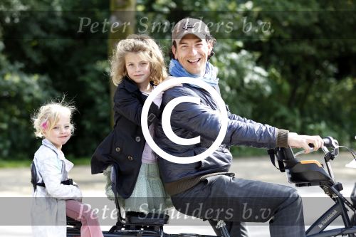 Amsterdam 8 juni 2011
Presentatie boek Bastiaan ragas in het melkhuisje. Zijn vrouw Tooske en  ouders waren ook aanwezig. Bas Verhart met zijn kinderen
Peter Smulders bv