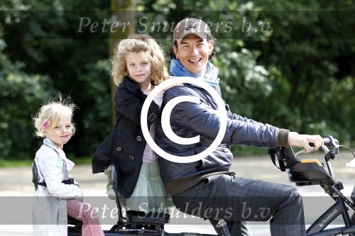 Amsterdam 8 juni 2011
Presentatie boek Bastiaan ragas in het melkhuisje. Zijn vrouw Tooske en  ouders waren ook aanwezig. Bas Verhart met zijn kinderen
Peter Smulders bv