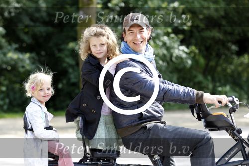 Amsterdam 8 juni 2011
Presentatie boek Bastiaan ragas in het melkhuisje. Zijn vrouw Tooske en  ouders waren ook aanwezig. Bas Verhart met zijn kinderen
Peter Smulders bv