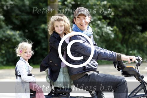 Amsterdam 8 juni 2011
Presentatie boek Bastiaan ragas in het melkhuisje. Zijn vrouw Tooske en  ouders waren ook aanwezig. Bas Verhart met zijn kinderen
Peter Smulders bv