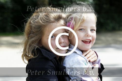 Amsterdam 8 juni 2011
Presentatie boek Bastiaan ragas in het melkhuisje. Zijn vrouw Tooske en  ouders waren ook aanwezig. Bas Verhart met zijn kinderen
Peter Smulders bv