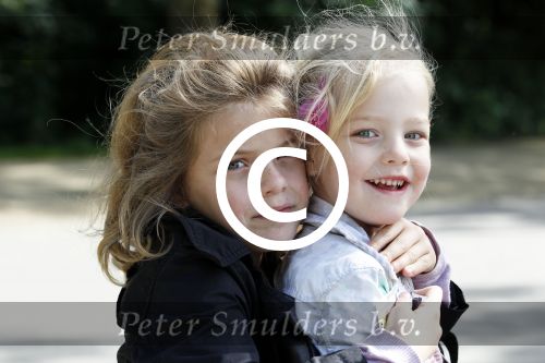 Amsterdam 8 juni 2011
Presentatie boek Bastiaan ragas in het melkhuisje. Zijn vrouw Tooske en  ouders waren ook aanwezig. Bas Verhart met zijn kinderen
Peter Smulders bv