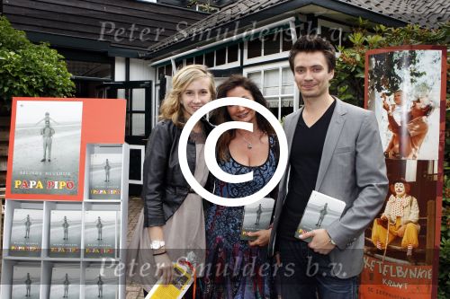 Lage Vuursche 8 juni 2011
Presentatie boek Belinda Meuldijk in Lage Vuursche . Haar zoon Robert en
vriend Thierry Duval zijn natuurlijk aanwezig.
Peter Smulders bv