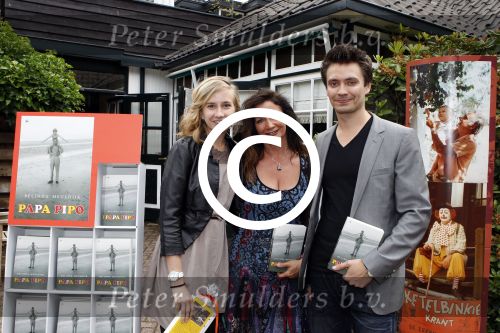 Lage Vuursche 8 juni 2011
Presentatie boek Belinda Meuldijk in Lage Vuursche . Haar zoon Robert en
vriend Thierry Duval zijn natuurlijk aanwezig.
Peter Smulders bv