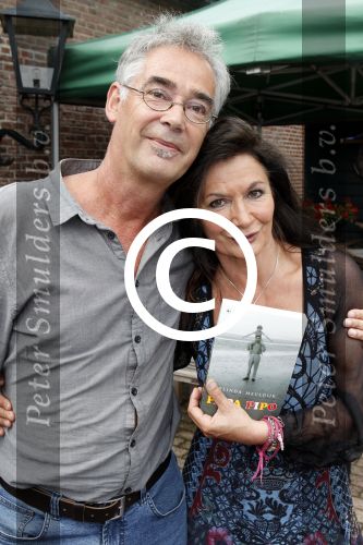 Lage Vuursche 8 juni 2011
Presentatie boek Belinda Meuldijk in Lage Vuursche . Haar zoon Robert en
vriend Thierry Duval zijn natuurlijk aanwezig. Belinda met broer
Peter Smulders bv