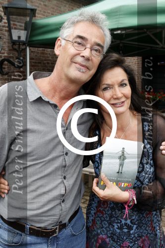 Lage Vuursche 8 juni 2011
Presentatie boek Belinda Meuldijk in Lage Vuursche . Haar zoon Robert en
vriend Thierry Duval zijn natuurlijk aanwezig. Belinda met broer
Peter Smulders bv