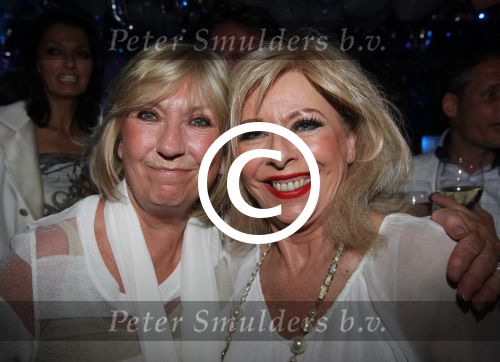 Bergen (NH), 2 Mei 2011
Uitreiking 24e CD van Gerard Joling
Bonnie St Clair met Willeke Alberti
Foto Peter Smulders BV