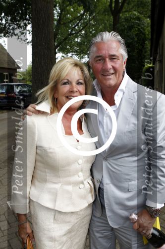 Cromvoirt 11 juni 2011
Verjaardsagsfeestje Albert Verlinde en Onno Hoes ( beide 50 jaar oud geworden)
bij hun huis / boerderij. carol Dona met vrouw en dochter
Peter Smulders bv