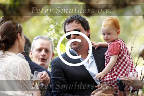 ibiza 4 juni 2011
Lodewijk Hoekstra en zijn vrouw Kristel trouwen op ibiza. Caspar Burgi met zijn dochter
Peter Smulders bv