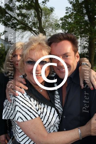 Oudendijk, 13 Mei 2011
Imca Marina 70 jaar en een groot feest
Conny Vink met Gerard Joling
Foto Peter Smulders BV