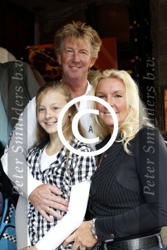 Amsterdam 11 juni 2011
Premiere Kung Fu panda in Tuschinski. dario met vrouw en dochter
Peter Smulders bv
