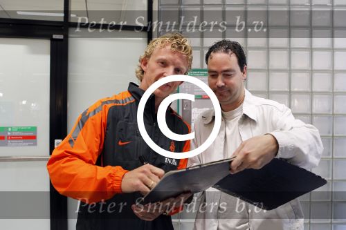 Schiphol 10 juni 2011
Nederlands elftal arriveert op schiphol. Dirk Kuyt
Peter Smulders bv